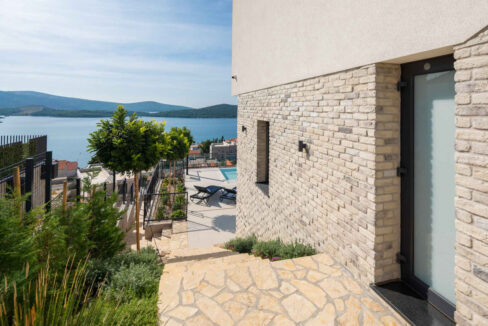 Neue moderne Villa mit Meerblick in der Nähe von Šibenik