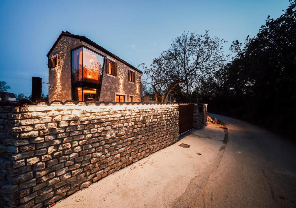Neue moderne Villa aus Stein in der Region Zadar