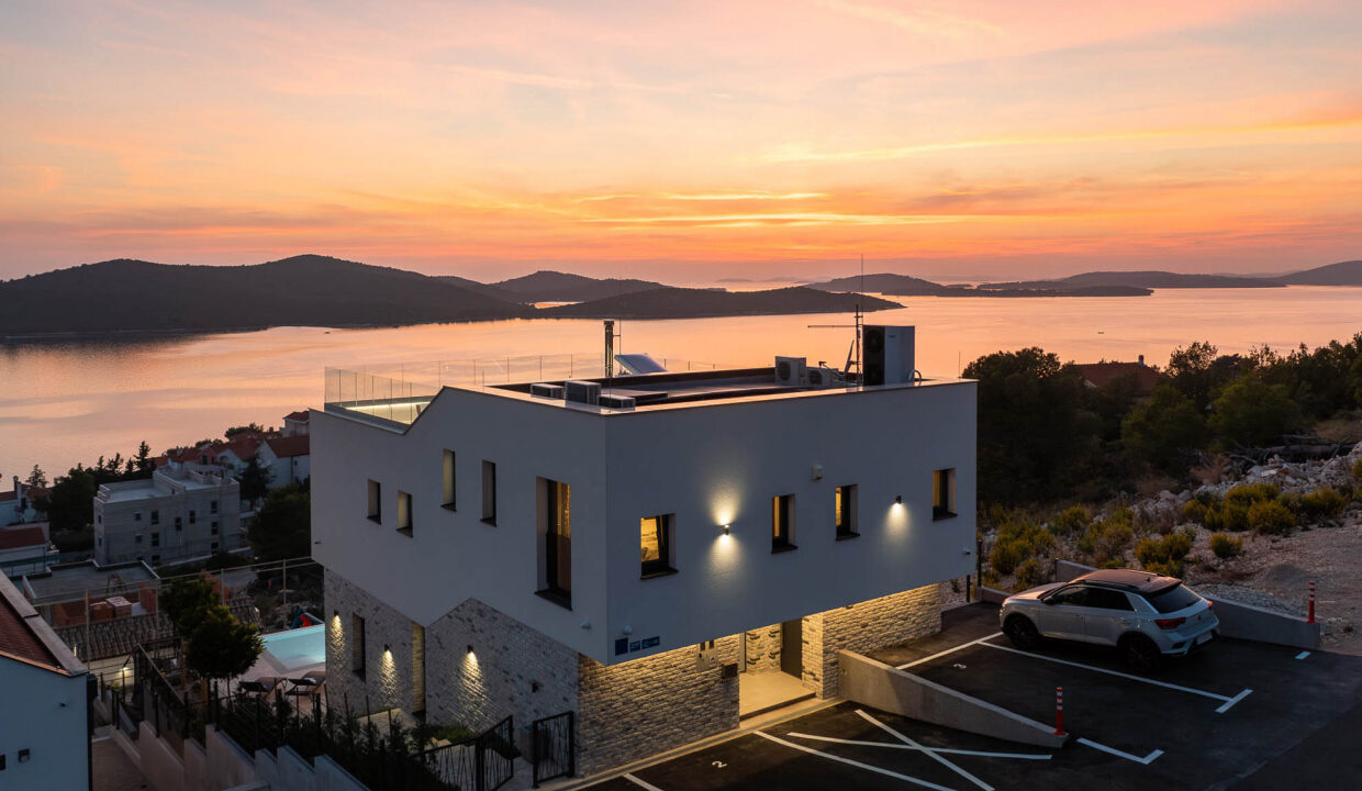 Neue moderne Villa mit Meerblick in der Nähe von Šibenik