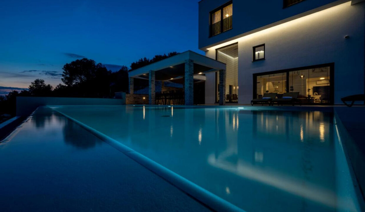 Neue moderne Villa mit Meerblick in der Nähe von Šibenik