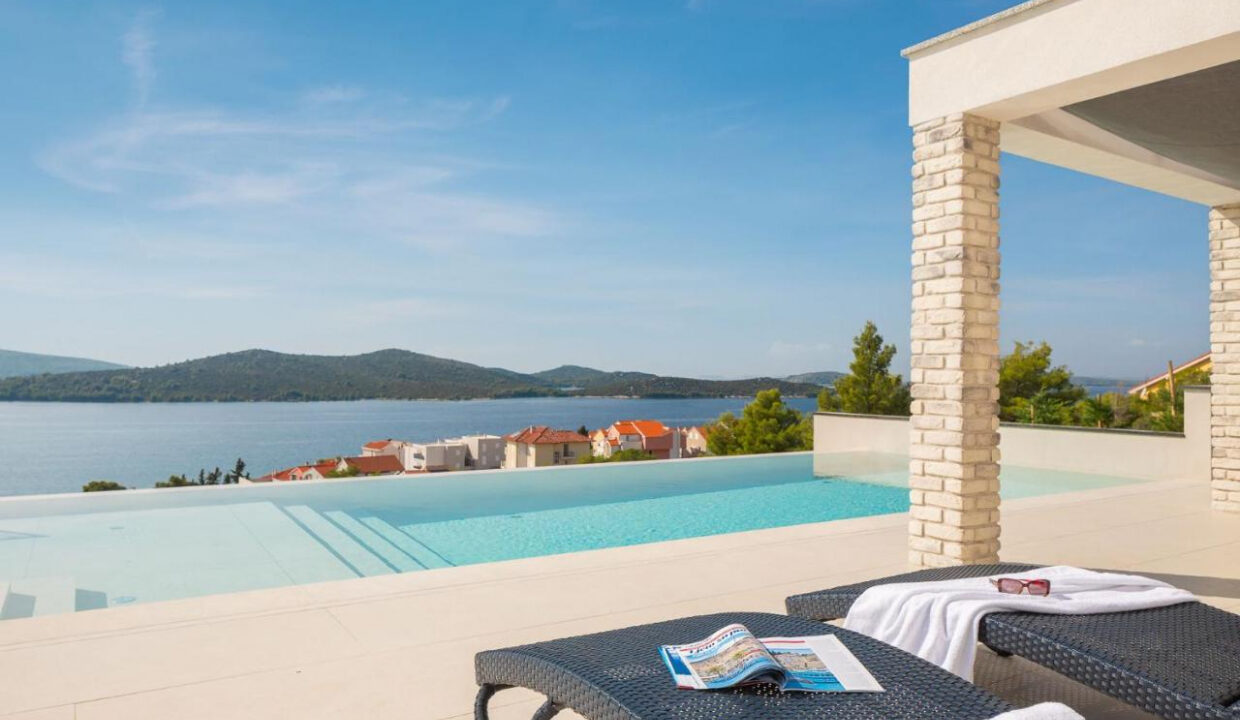 Neue moderne Villa mit Meerblick in der Nähe von Šibenik