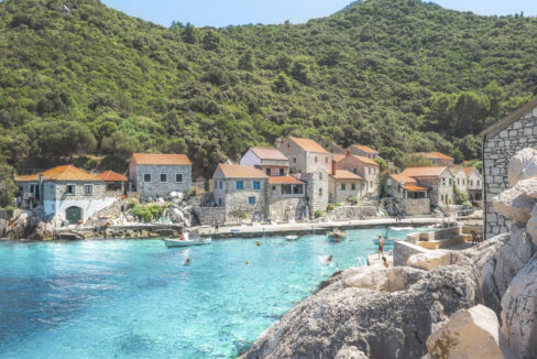 Erstaunliche handgefertigte Steinvilla auf der Insel Sipan