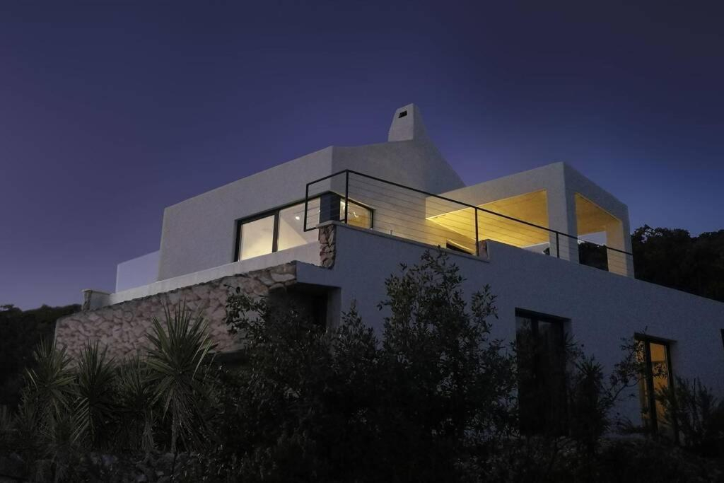 Weißes Haus mit Meerblick auf der Insel Vis