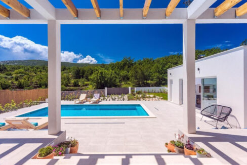 Wunderschöne weiße Villa bei Omis