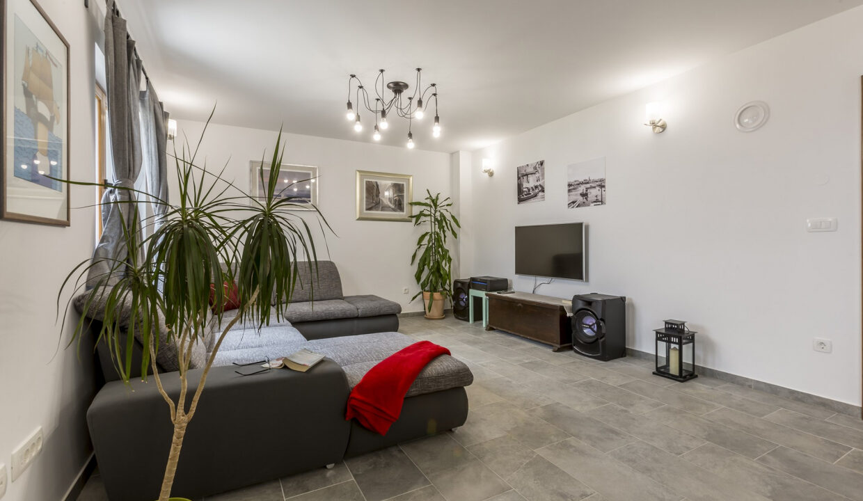 Steinhaus mit Meerblick in Omis