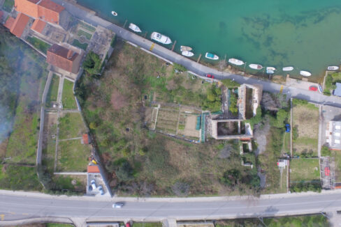 Historisches Gebäude am Meer