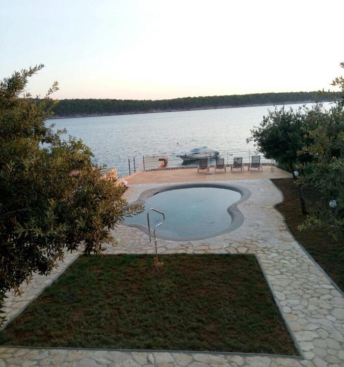 Erstaunliche Villa direkt am Meer auf der Insel Rab