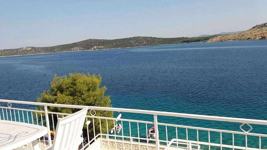 Haus am Meer in der Nähe von Šibenik