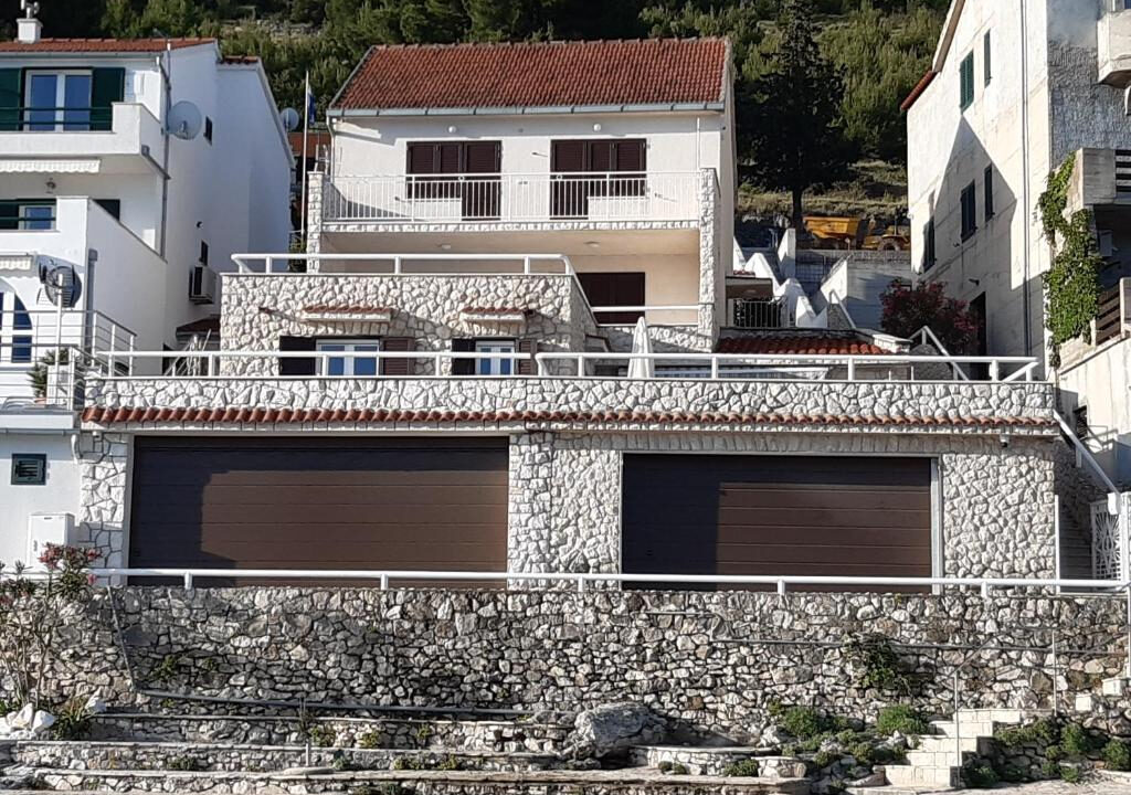 Haus am Meer in der Nähe von Šibenik