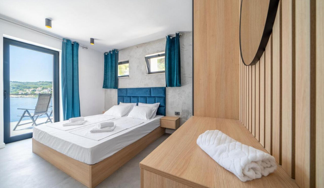 Villa aus Stein direkt am Meer auf der Insel Brac