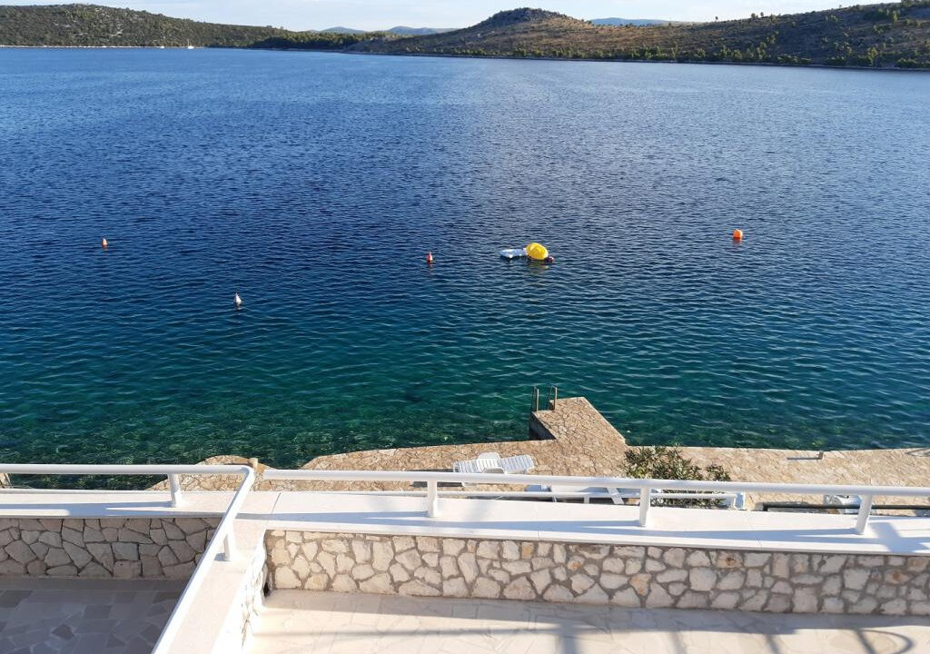 Haus am Meer in der Nähe von Šibenik