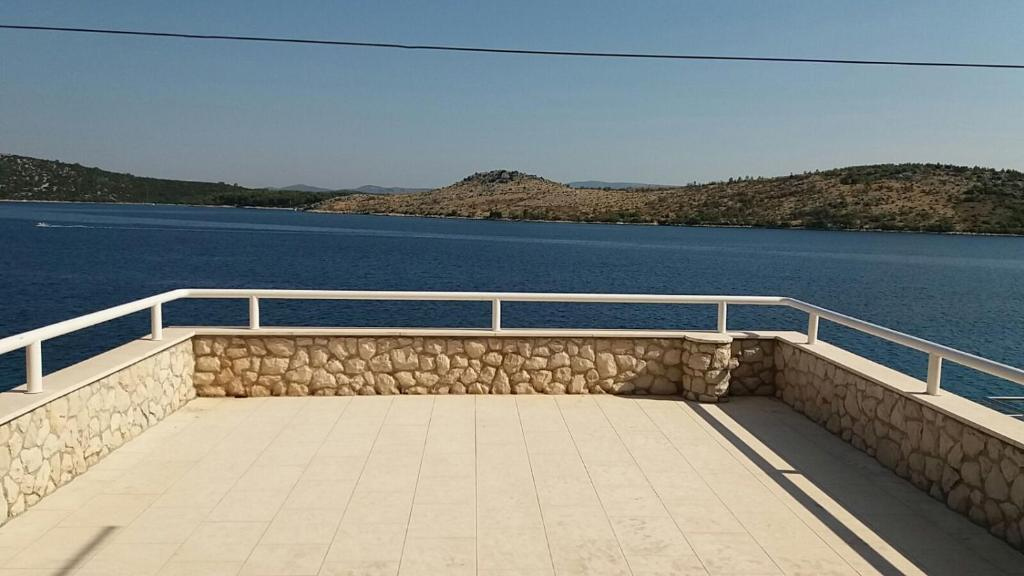 Haus am Meer in der Nähe von Šibenik