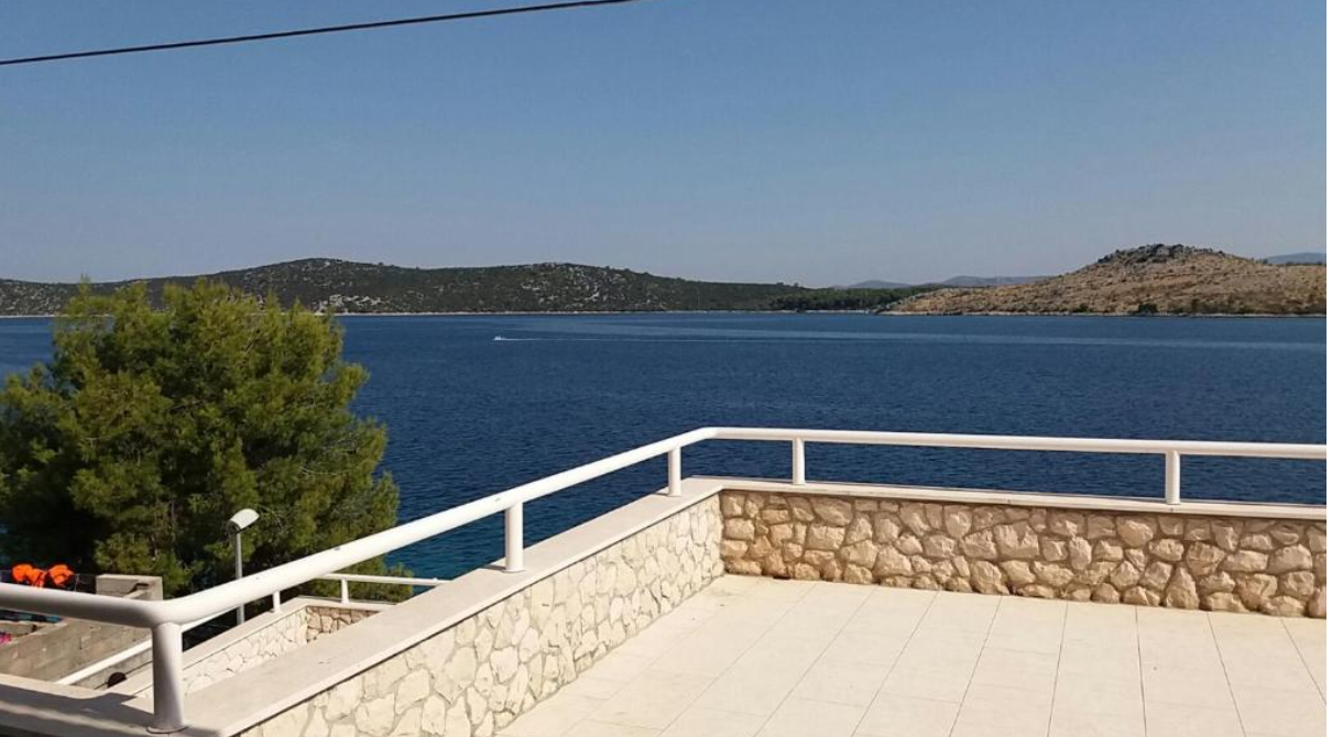 Haus am Meer in der Nähe von Šibenik